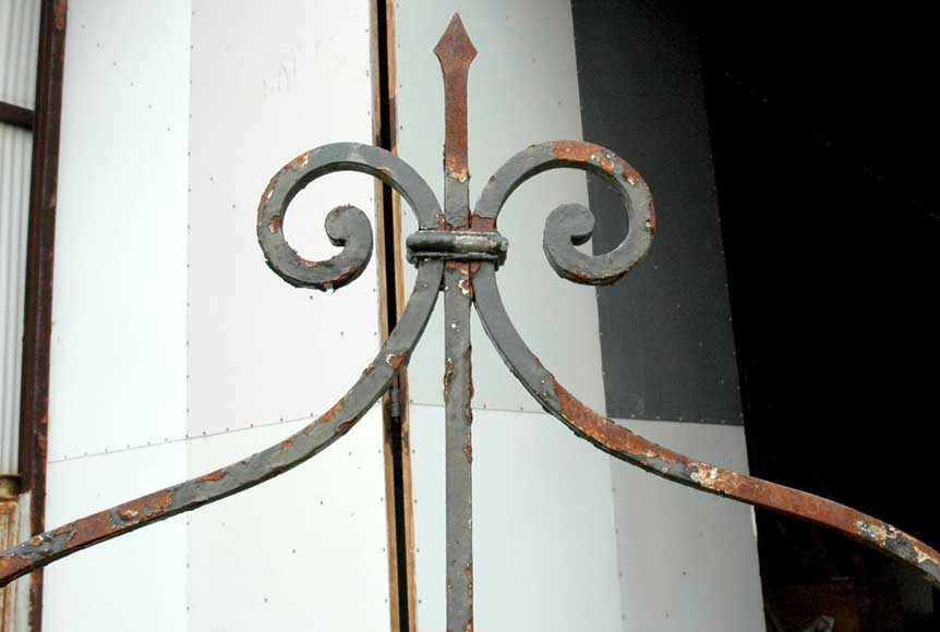 19th century iron water well head 19th century iron water well head-1