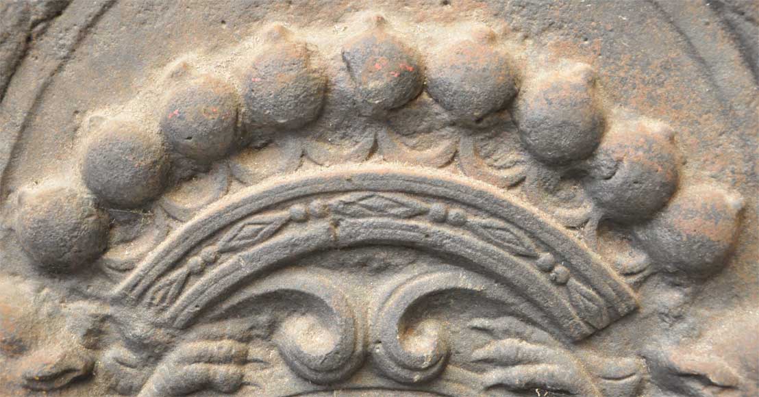 Antique cast iron fireback with Gaullier de la Selle coat of arms Antique cast iron fireback with Gaullier de la Selle coat of arms-2