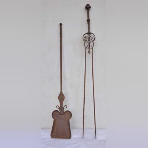 Fireplaces' accessories : plier and shovel with geometrical decoration