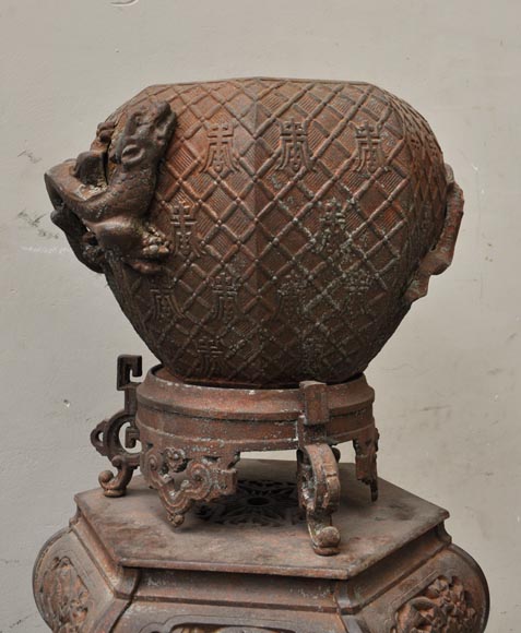 Large antique Chinese style planter in openwork cast iron Large antique Chinese style planter in openwork cast iron-3