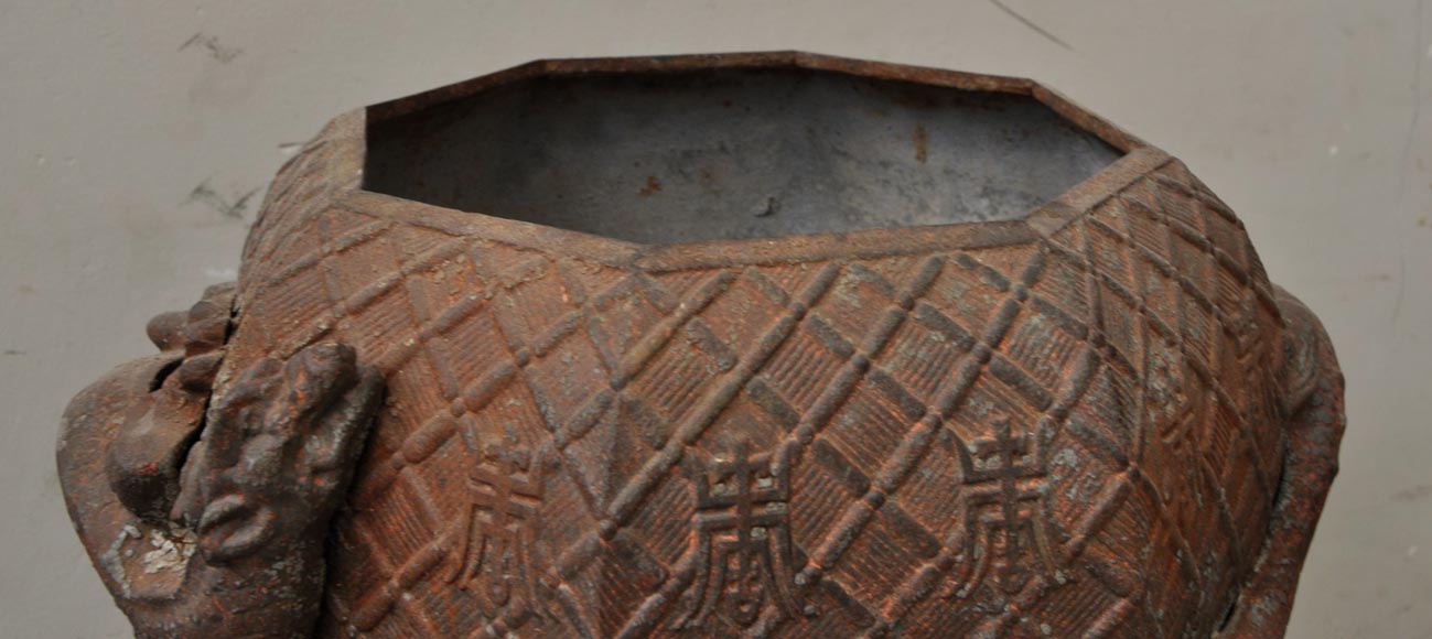 Large antique Chinese style planter in openwork cast iron Large antique Chinese style planter in openwork cast iron-8