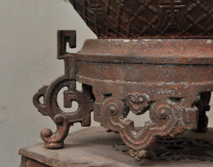 Large antique Chinese style planter in openwork cast iron Large antique Chinese style planter in openwork cast iron-9